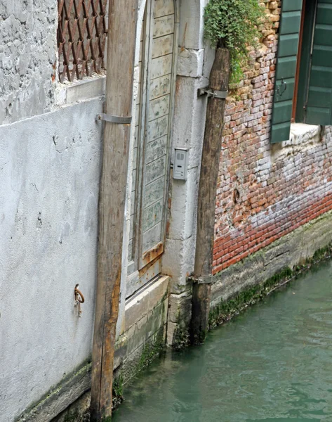 Porta de entrada com a casa de intercomunicação no Canal em Veneza — Fotografia de Stock