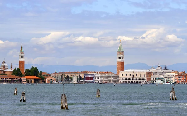 Lagune von Venedig mit Glockenturm von St. Mark und St. George — Stockfoto