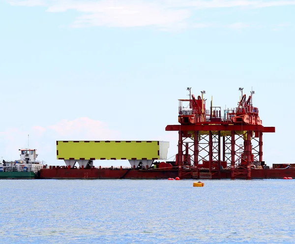 Groot bouwterrein aan de kust voor de bouw van een da — Stockfoto