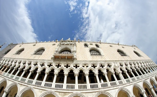 Prachtvoller herzoglicher Palast in venezianischer Architektur in Venedig — Stockfoto