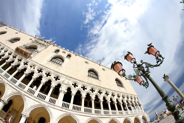 Vévodský palác v benátském stylu architektury v Benátkách — Stock fotografie
