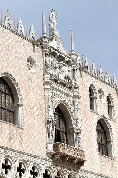 Vévodský palác v benátském stylu architektury v Benátkách — Stock fotografie