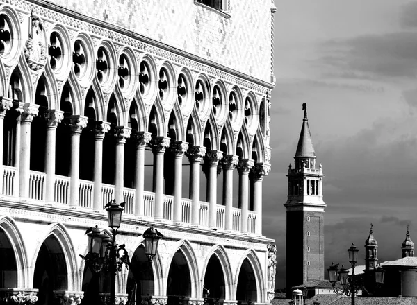 Columns and facade of the Ducal Palace with the bell tower of Sa — Stock Photo, Image