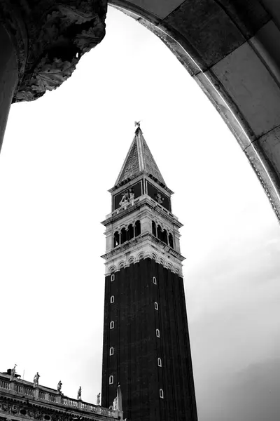 Venice, arches of Ducal Palace and Saint Mark's Bell Tower — Stock Photo, Image