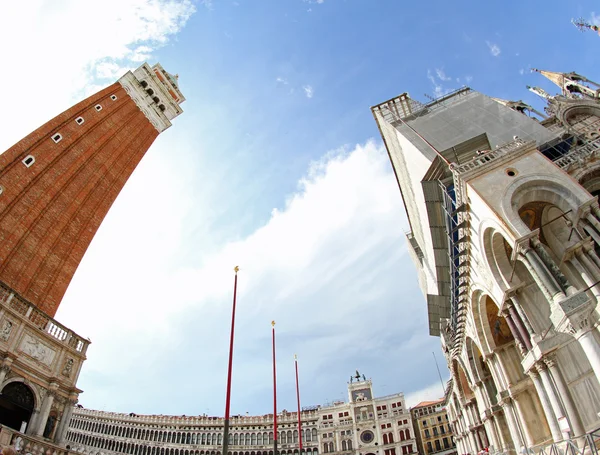 Torre de sino alto de São Marcos fotografado de baixo — Fotografia de Stock