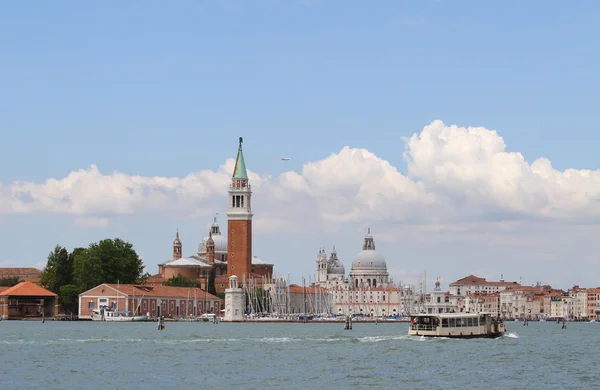 Campanario de San Jorge en la laguna veneciana y el barco Imágenes De Stock Sin Royalties Gratis