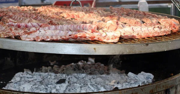 Griglia sopra le braci per cucinare carne di maiale alla griglia — Foto Stock