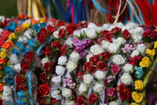 Koszorúk, virágok díszítik a fej és a haj, a lányok — Stock Fotó