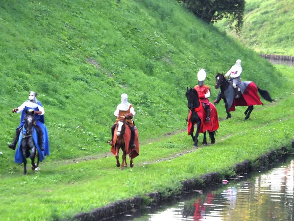 Caballeros medievales vestidos con ropa medieval paseo a lo largo de la rive — Foto de Stock