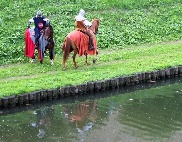 Twee ridders op een paard met middeleeuwse kostuums — Stockfoto