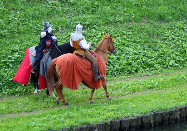 Dois Cavaleiros a cavalo com trajes medievais — Fotografia de Stock