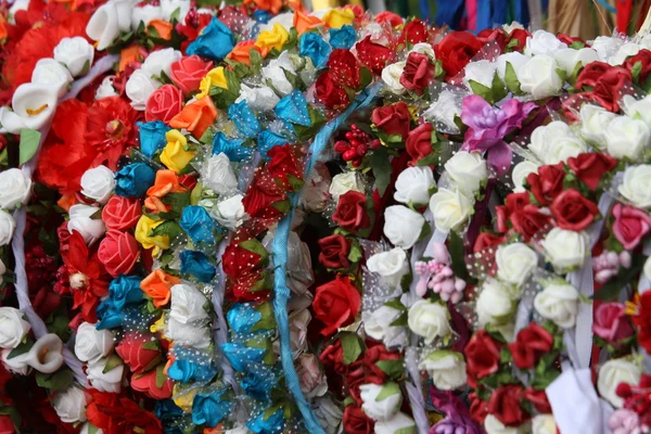 Garlands and wreaths of flowers to decorate the head and hair of — Stock Photo, Image