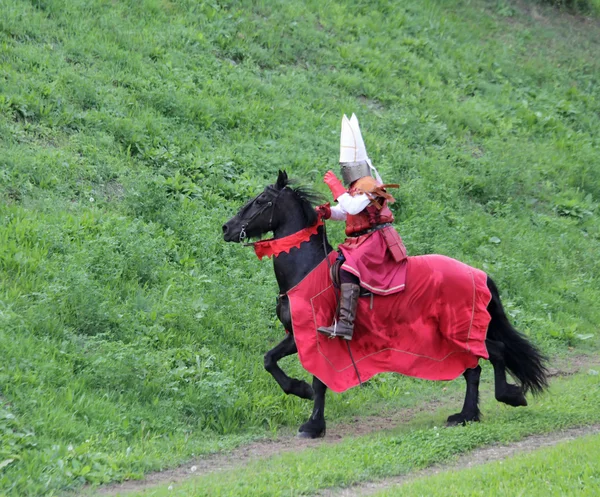 Ridder te paard met middeleeuwse scène kostuum — Stockfoto