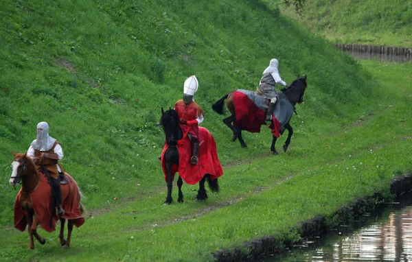 Cavaleiros medievais vestidos com roupas medievais passeio ao longo do rive — Fotografia de Stock