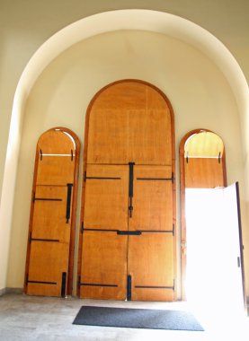 açık bir kapı giren ışık ile kilise kapısına