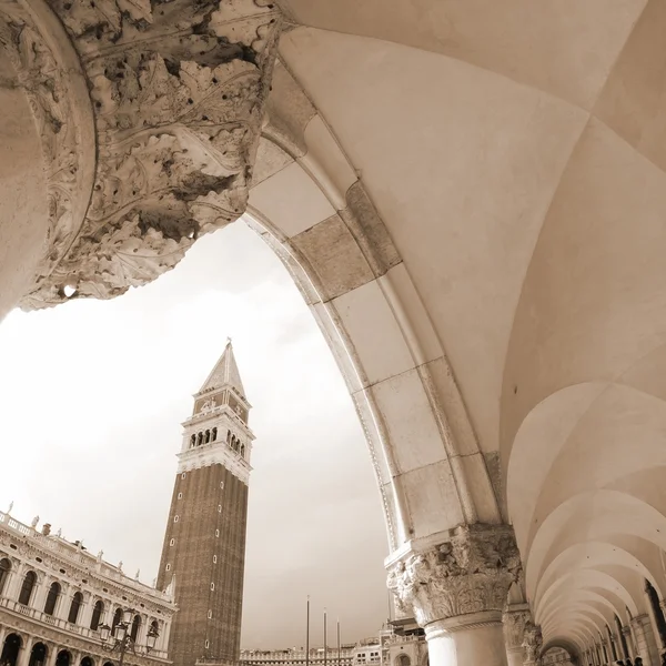Campanile van San Marco en het Dogenpaleis in Venetië — Stockfoto