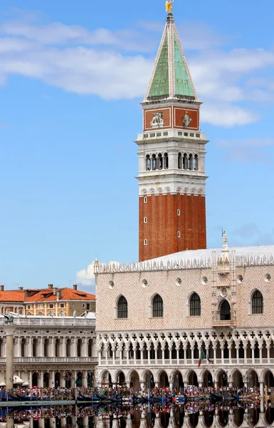 Campanile de Saint Marc et le Palais des Doges à Venise en Italie — Photo