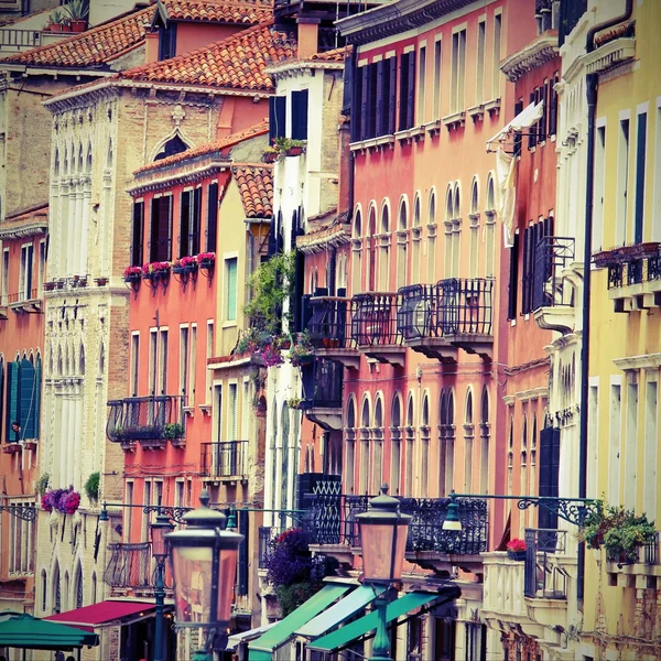 Venetianska byggnader med fasader av många färger i Venedig i ital — Stockfoto