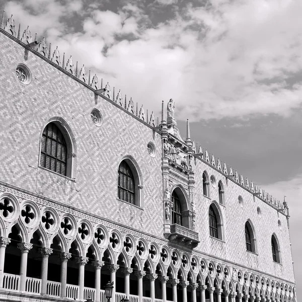 Palacio Ducal en arquitectura de estilo veneciano en Venecia — Foto de Stock