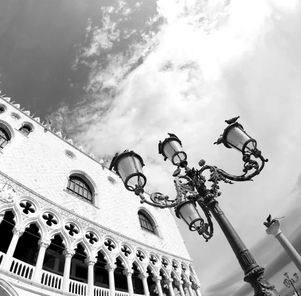 Street lamp and Ducal Palace in Venetian-style architecture in V — Stock Photo, Image