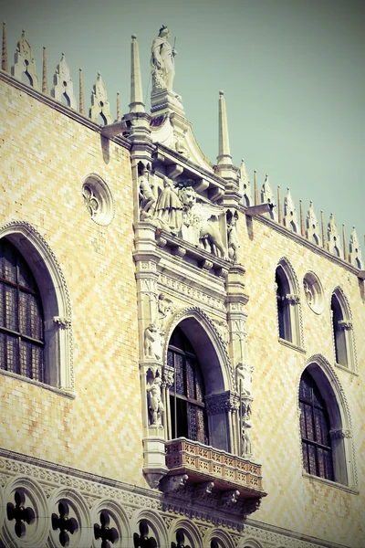 Palacio doges en arquitectura de estilo veneciano en Venecia — Foto de Stock