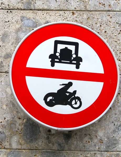 Prohibir la señal de tránsito en todos los vehículos de motor y motocicletas —  Fotos de Stock