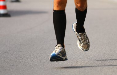 yolda maraton sırasında spor ayakkabıları ile çok hızlı koşucu