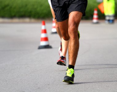 Maratoncu döşeli yol için hızlı çalışır
