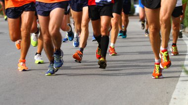 yolda spor yarışma sırasında yürüyüşçüler
