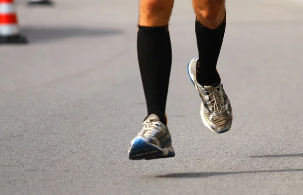 Corredor muy rápido con zapatillas durante el maratón en la carretera —  Fotos de Stock