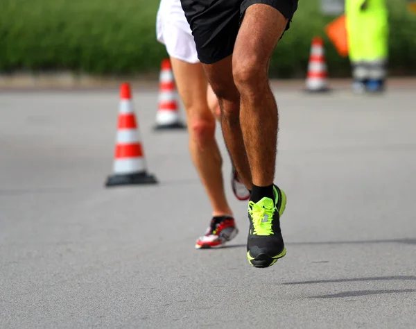 Maratonista corre muito rápido para a estrada pavimentada no sprint final — Fotografia de Stock