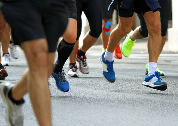 Speed race walk on the road of the city with many athletes — Stock Photo, Image