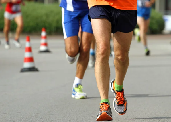 Pernas de atletas com tênis correr rápido — Fotografia de Stock