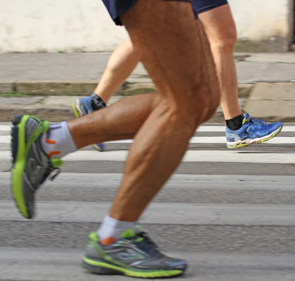 Два спортсмени бігають швидким марафоном на вулицях — стокове фото
