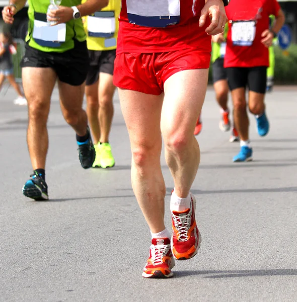 Atletas de várias nacionalidades correm rápido Maratona no stree — Fotografia de Stock