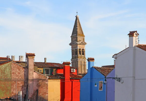 Zvonice burano u Benátek v Itálii — Stock fotografie