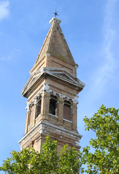 Kilise kulesi burano yakınlarında Venedik ve mavi gökyüzü — Stok fotoğraf