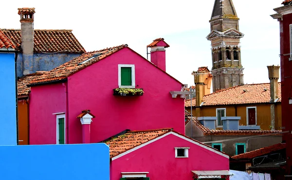 Campanario de BURANO y casas de colores —  Fotos de Stock