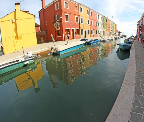 Krásné barevné domy na ostrově Burano a kanál — Stock fotografie