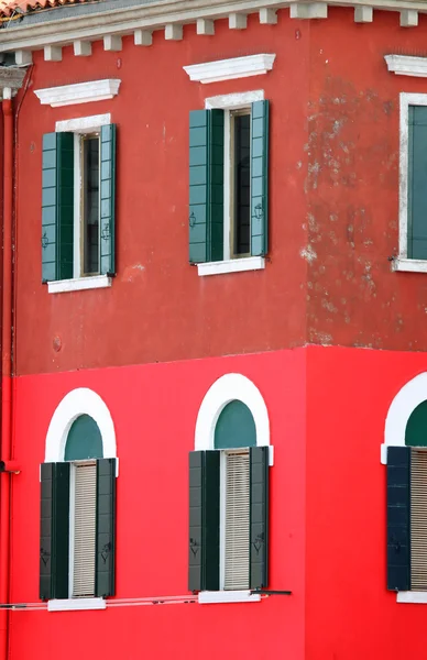 Kırmızı ev yakınlarında Venedik burano Adası — Stok fotoğraf