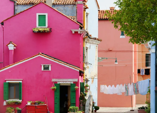 Rosa hus på ön Burano nära Venedig — Stockfoto