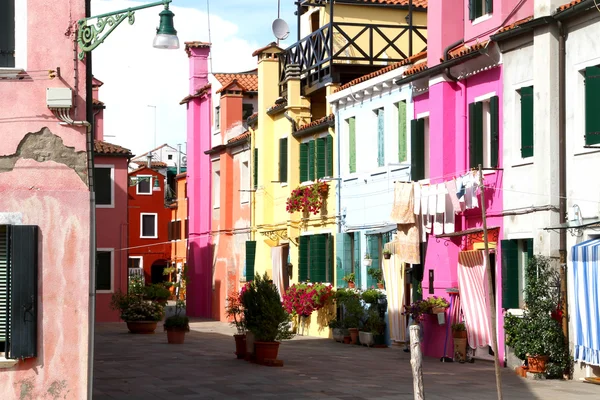 Krásné barevné domy na ostrově burano poblíž Benátky — Stock fotografie