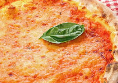 Fesleğen yaprak Napoli'de bir pizzacı İtalyan pizza üzerinde