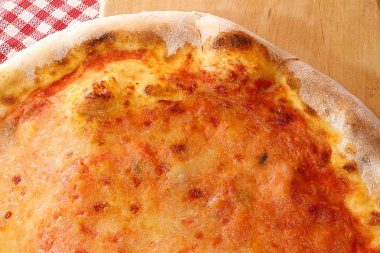 Ahşap kesme domuz üzerinde pizza mozzarella ve domates ile servis