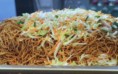 Self-Servis t satışında sebzeli İtalyan spagetti