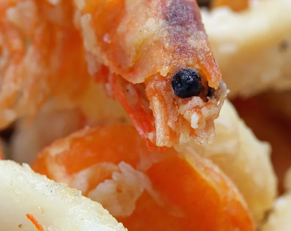 Velké smažené krevety s tmavýma očima v liště rychlého občerstvení — Stock fotografie