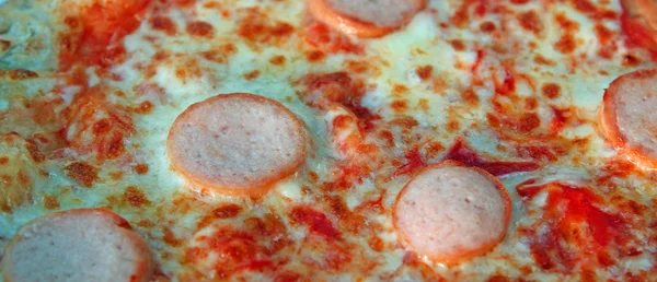 Makro Pizza z pomidorów z mozzarellą i salami — Zdjęcie stockowe