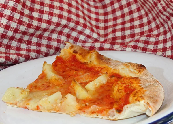 Pizza con mozzarella e pomodoro e patate arrosto a r italiano — Foto Stock