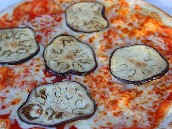 Pizza with mozzarella tomato and grilled aubergines — Stock Photo, Image