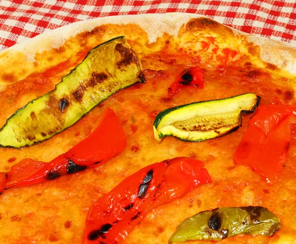 蔬菜披萨配番茄、西葫芦和辣椒 — 图库照片